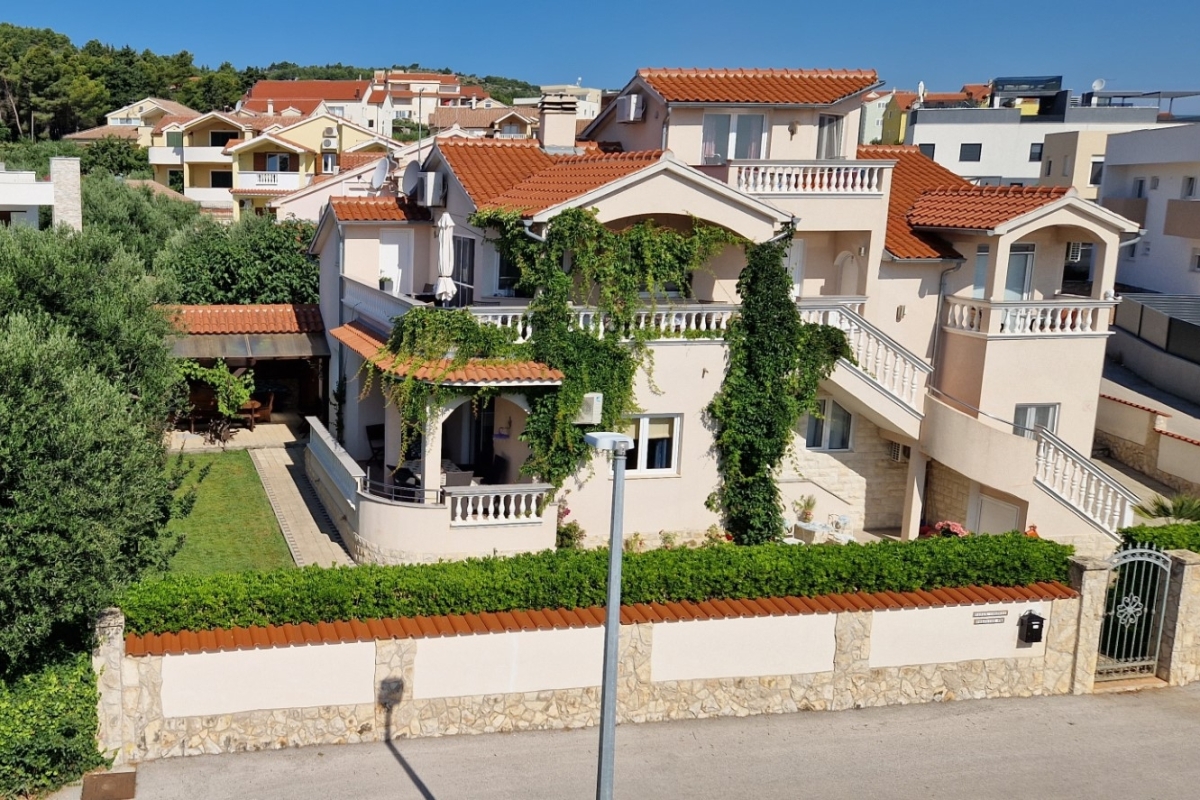 Prekrasna kuća s četiri apartmana na prodaju u Vodicama