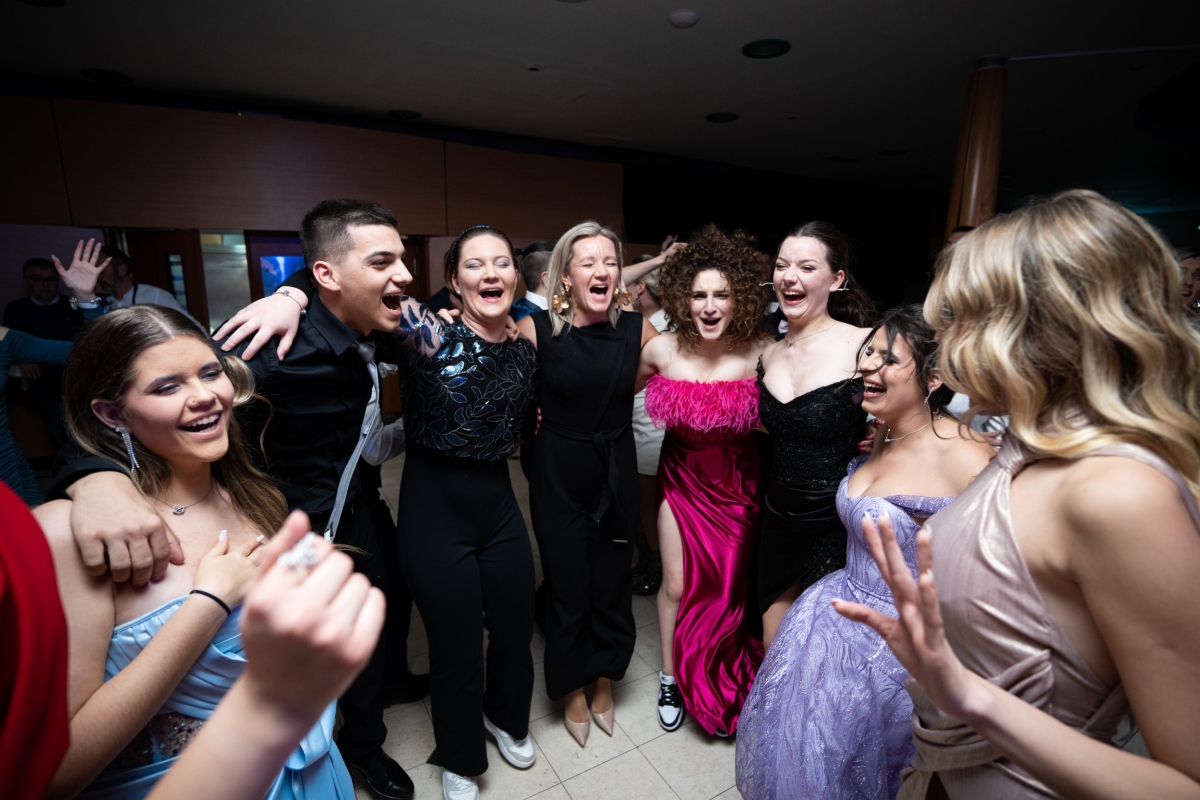 Nezaboravna noć za maturante: Ples uz Amigose i iznenađenje od popularnog Jole