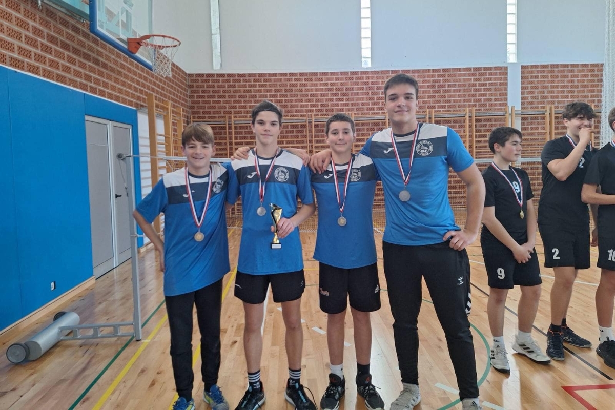 Učenici osnovne škole Vodice ostvarili uspjeh na županijskom natjecanju u badmintonu