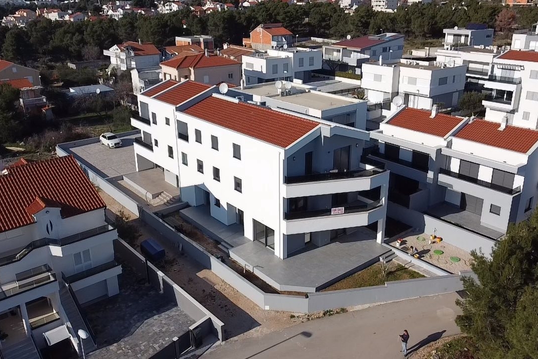 Novi dvosobni stanovi na prodaju u Vodicama, blizu centra i plaže