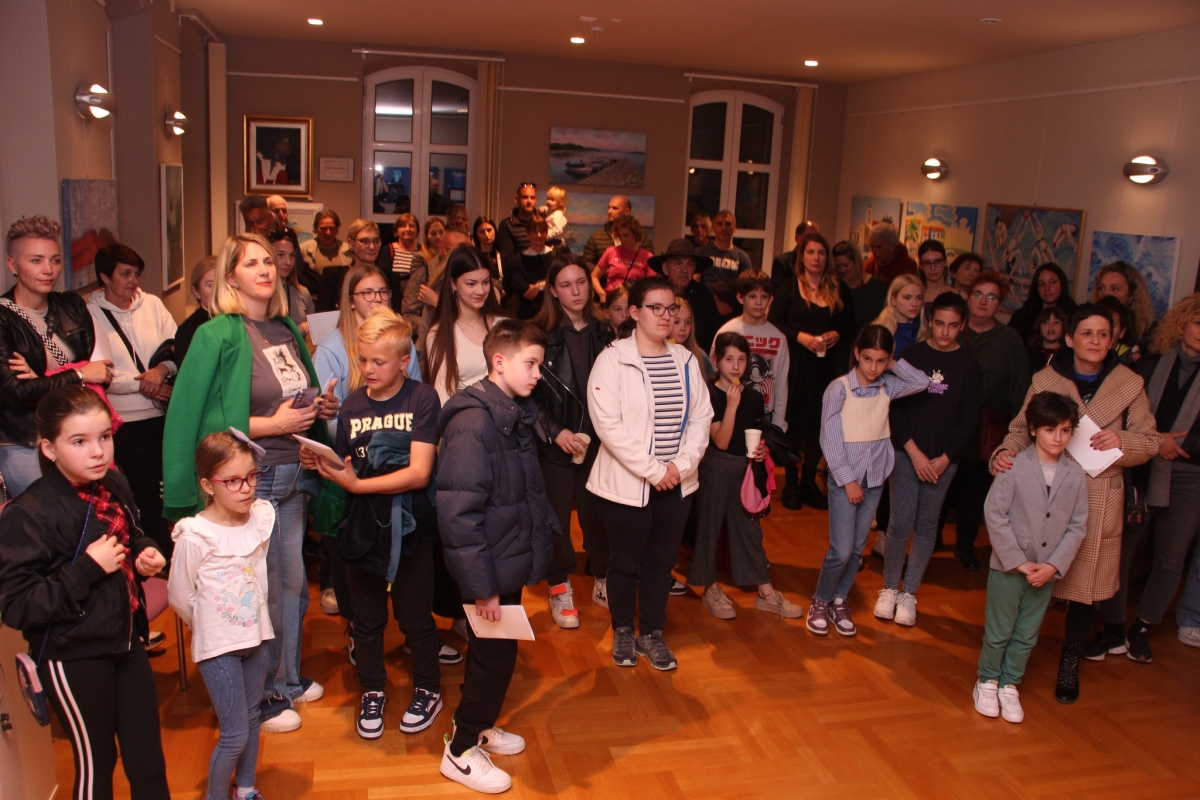 Voda kao vječna inspiracija: Otvorena izložba likovne udruge 'More' u knjižnici Vodice