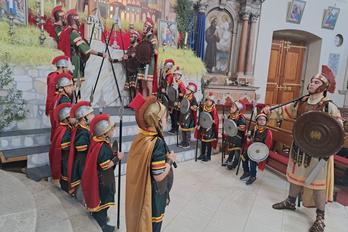 Tradicija na Veliki petak: Mali žudiji zajedno s velikim čuvali Kristov grob