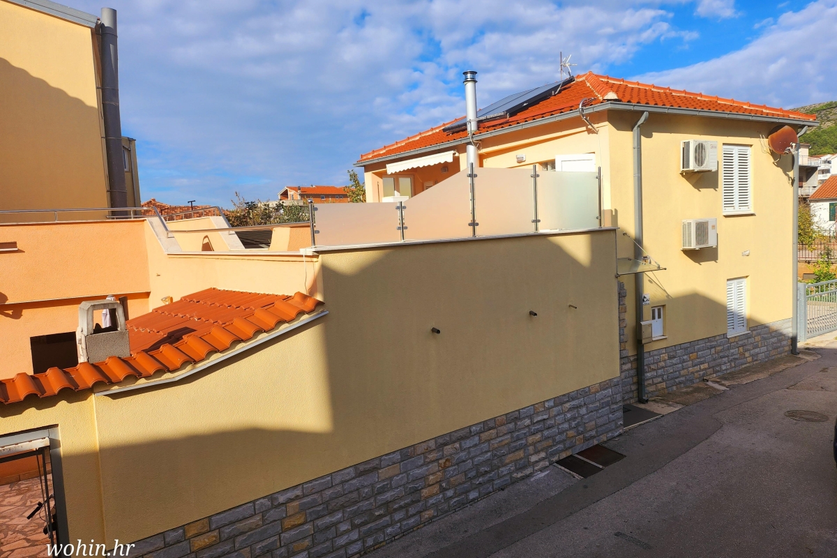 Na prekrasnoj lokaciji obiteljska kuća sa privatnim dvorom na prodaju