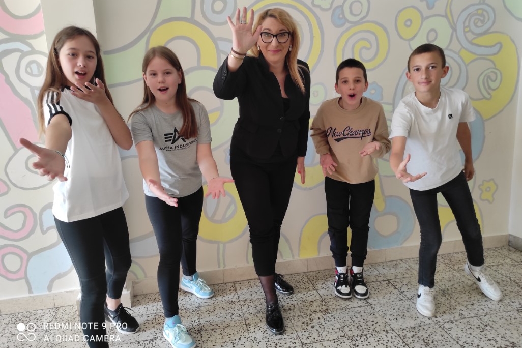 Učenici OŠ Vidici zajedno sa profesoricom Lucijom Cvitan oživjeli padeže kroz pjesmu i pokret na Festivalu znanosti