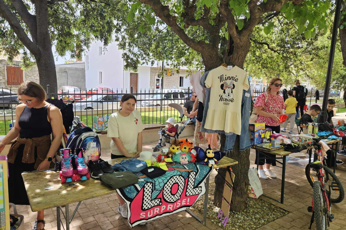 Održan 3. Školski buvljak: Povoljna kupovina i jačanje ekološke svijesti