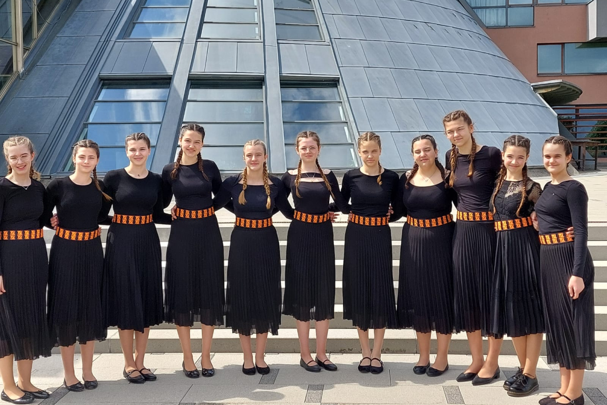 Mlade nade šibenske glazbene scene: Klapa Dota nastupa „Ispod kampanela“