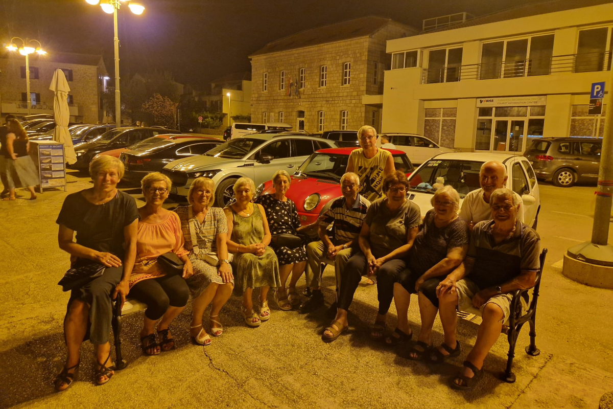 Večernja druženja na rivi: Mjesto opuštanja i zajedništva