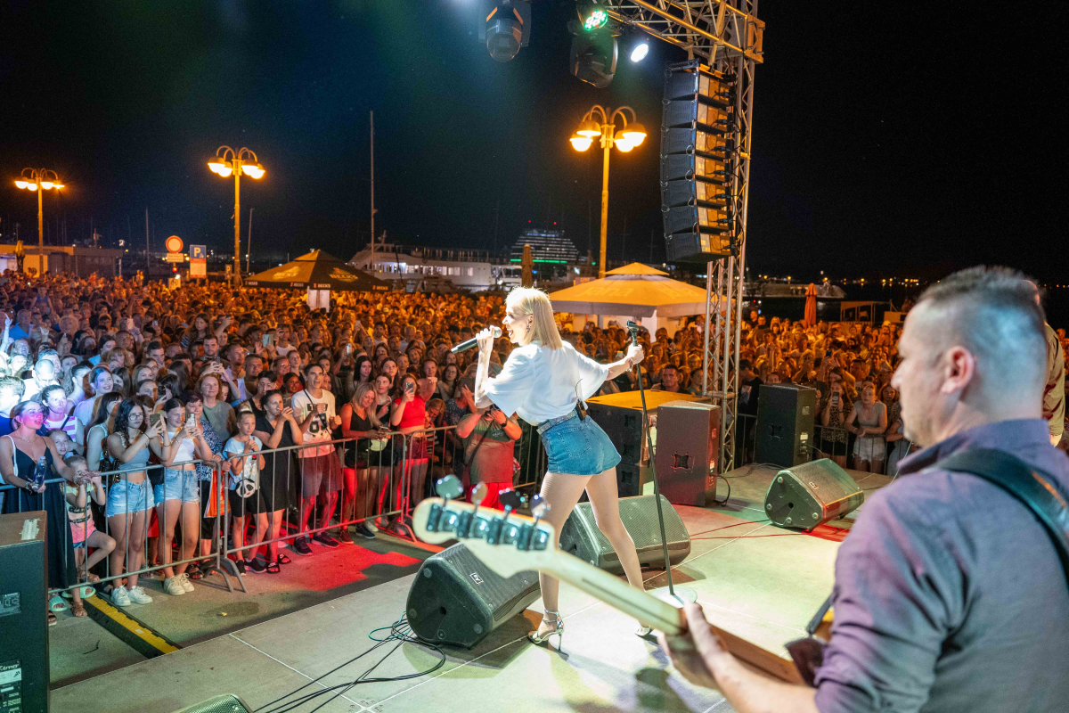 Jelena Rozga nastupila pred punom rivom u Vodicama