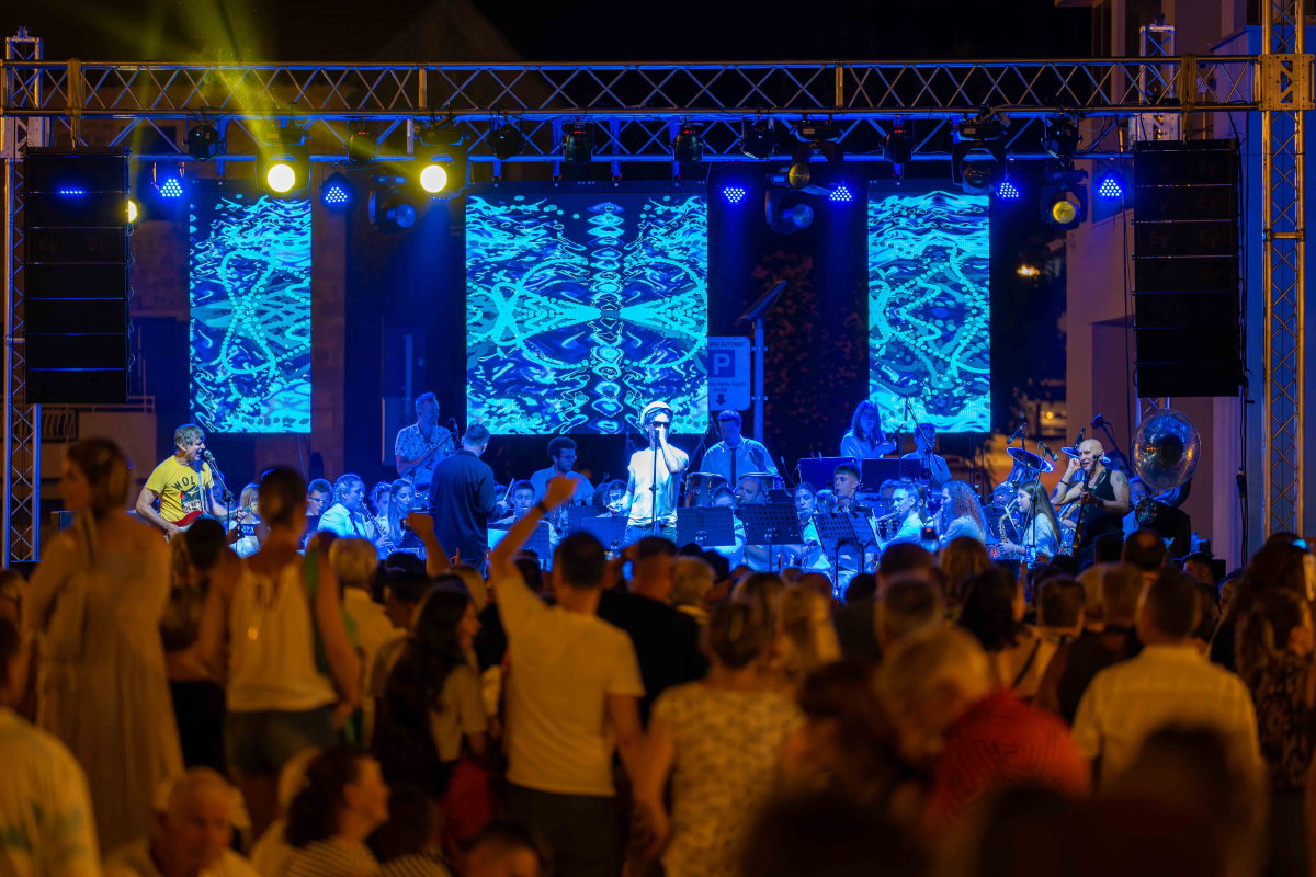 Nezaboravna večer u Vodicama: Vodička glazba i Psihomodo Pop priredili spektakl