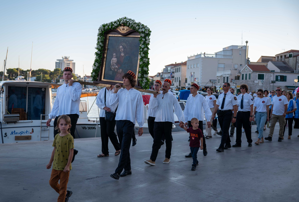 Uoči blagdana Gospe od Karmela: Procesija s Gospinom slikom kroz Vodice do svetišta na Okitu