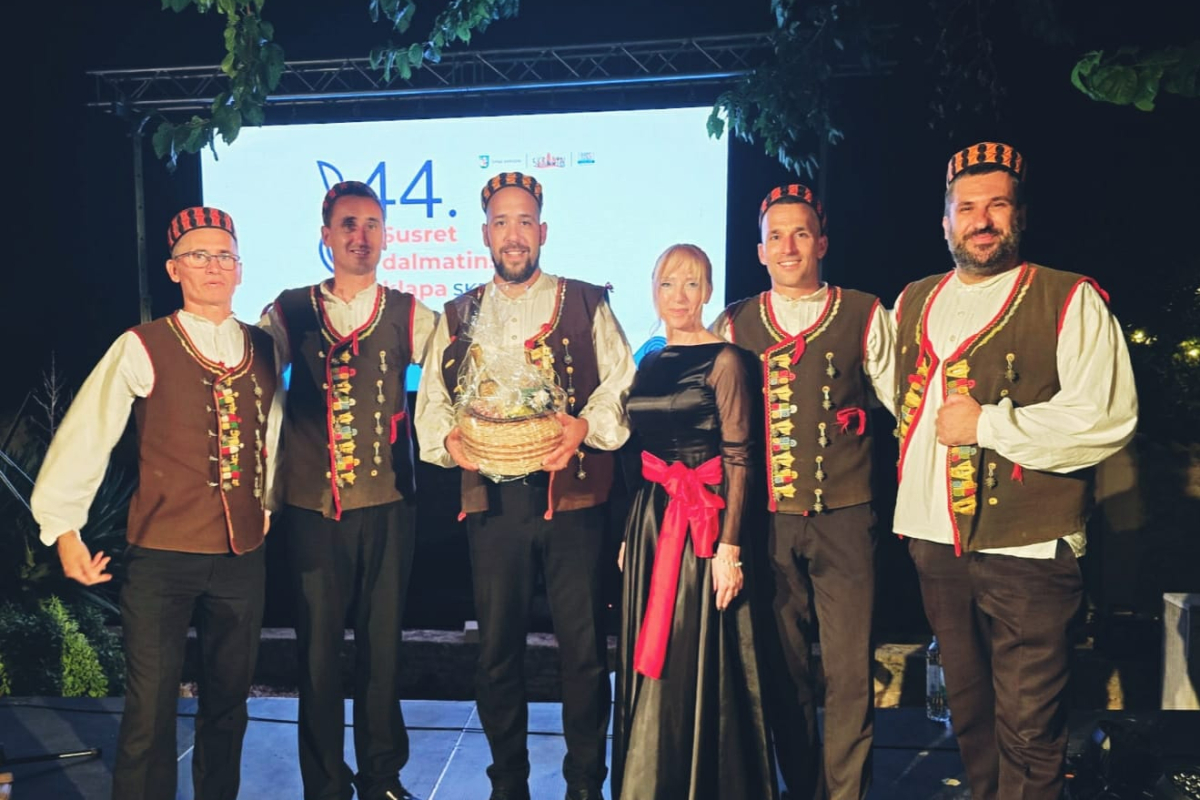 Branimir Lasan iz klape Bunari osvojio nagradu za najboljeg basa na Susretu dalmatinskih klapa u Skradinu