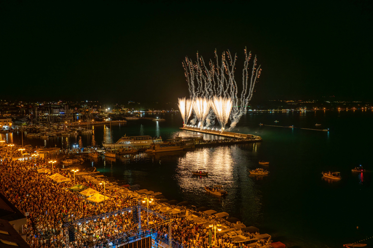 Vodice priredile najluđu noć ljeta: Nezaboravna fešta uz glazbu, hranu i vatromet