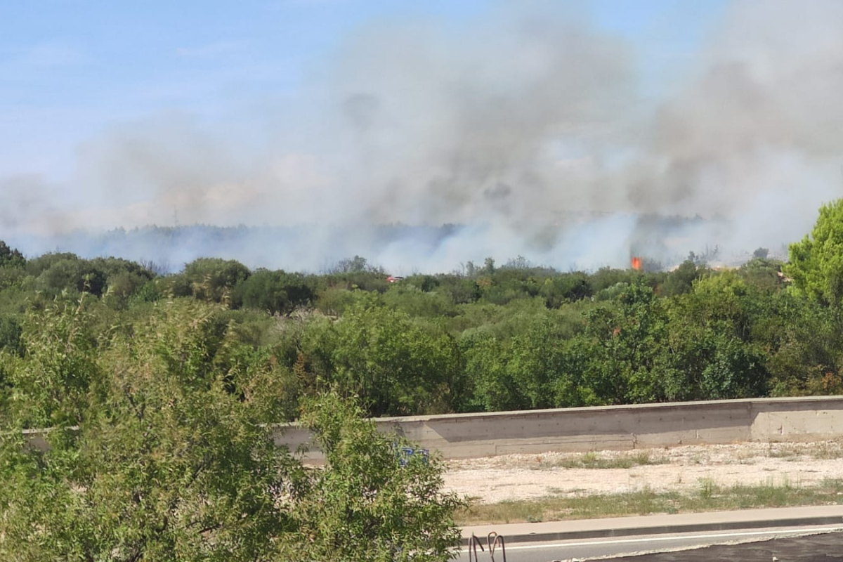 Vatrogasci bez odmora: Nakon Skradina, novi požar kod Leća