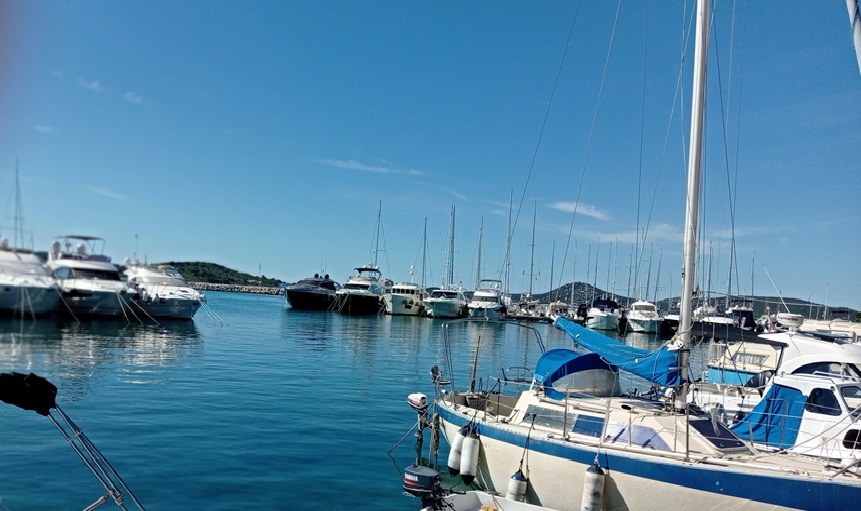 Gucci ćale nasrid vale, a žena plače