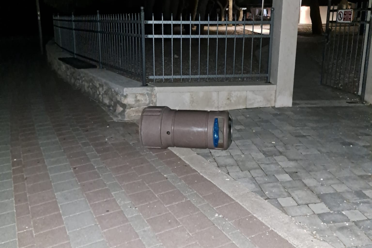 Tamna šetnica postala igralište: Kante razbacane, jedna završila u moru