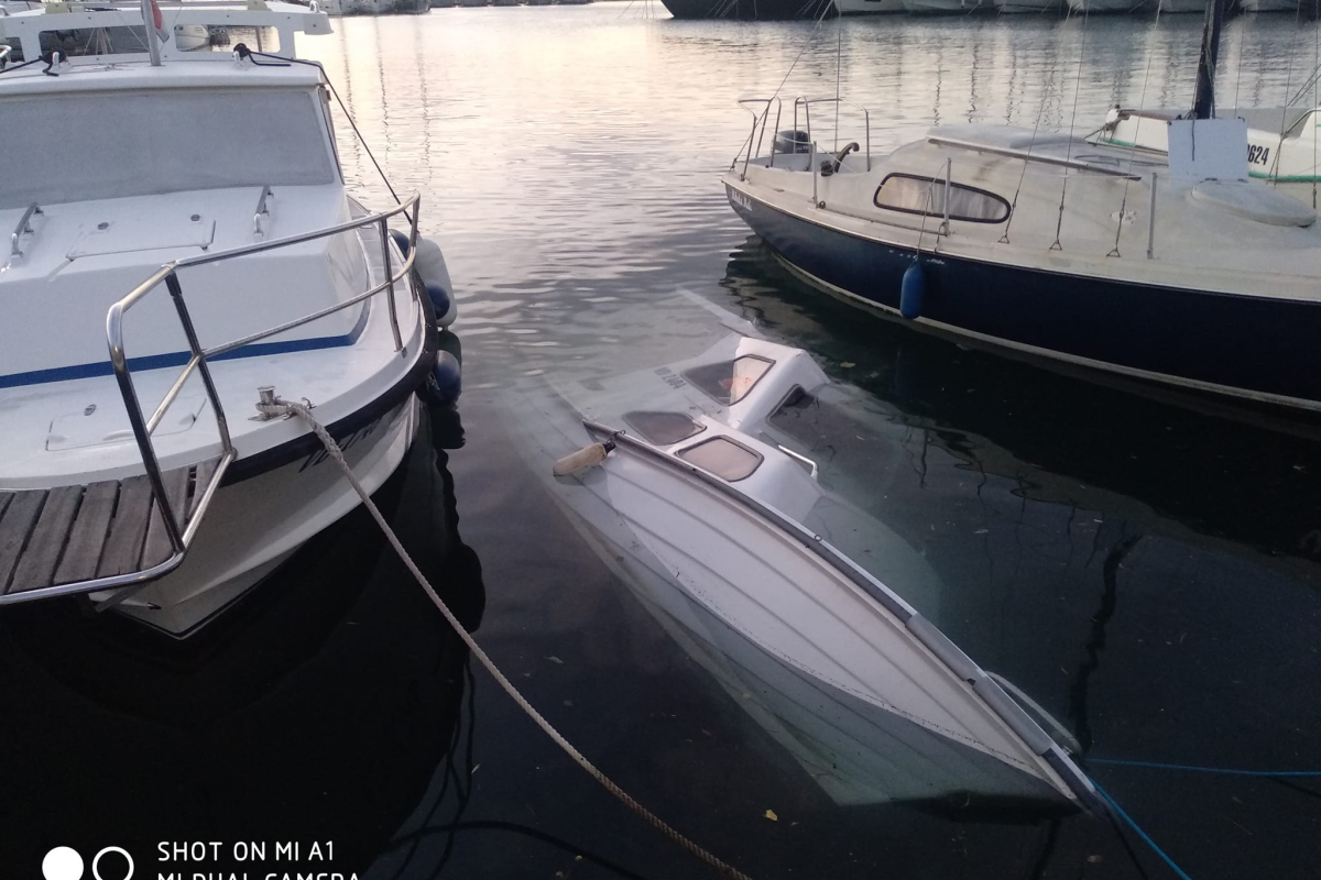 Dva broda potonula zbog jakog juga i kiše: Jedan u Vodicama, drugi u Srimi