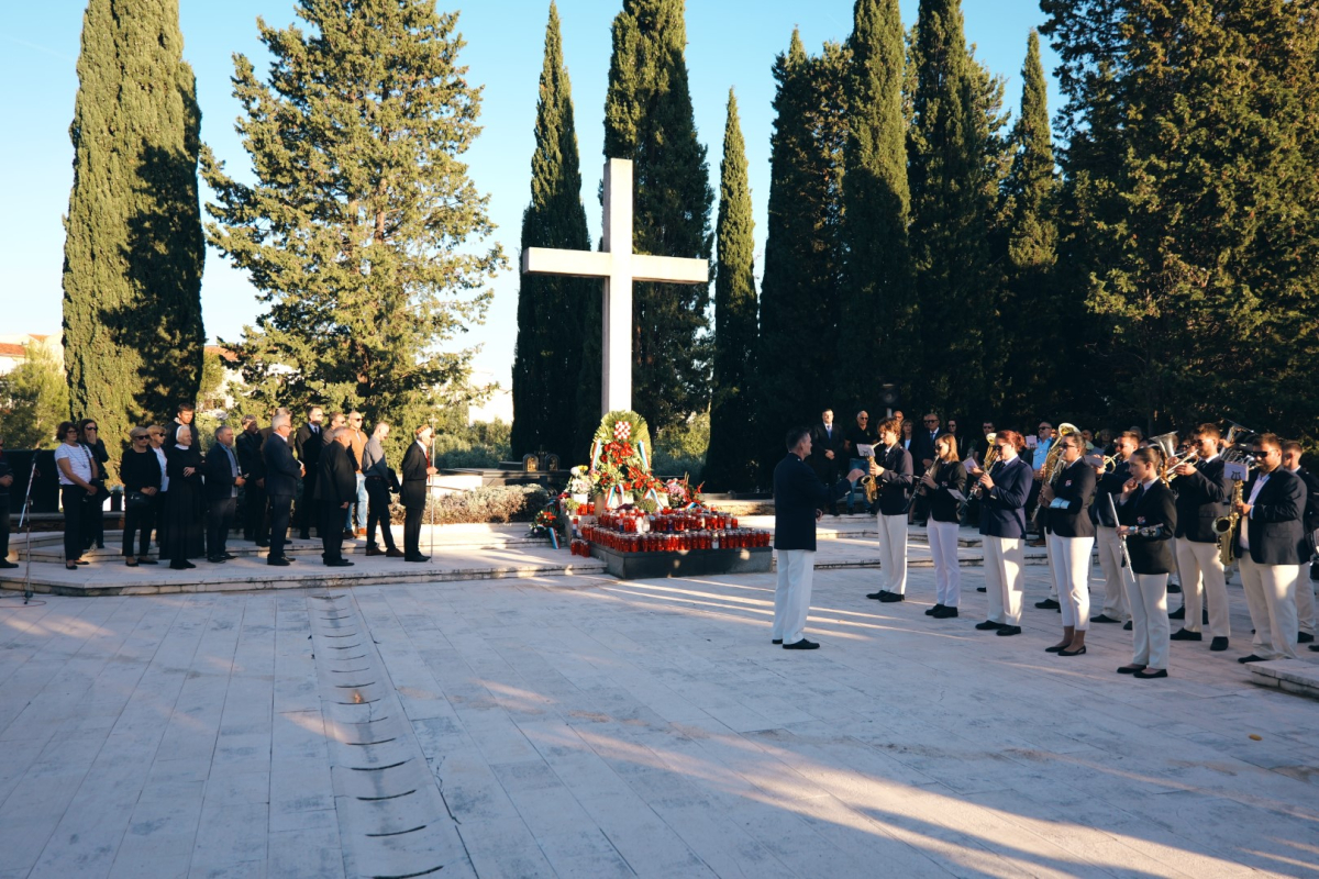 Molitva, svijeće i cvijeće za voljene: Vodice na blagdan Svih svetih