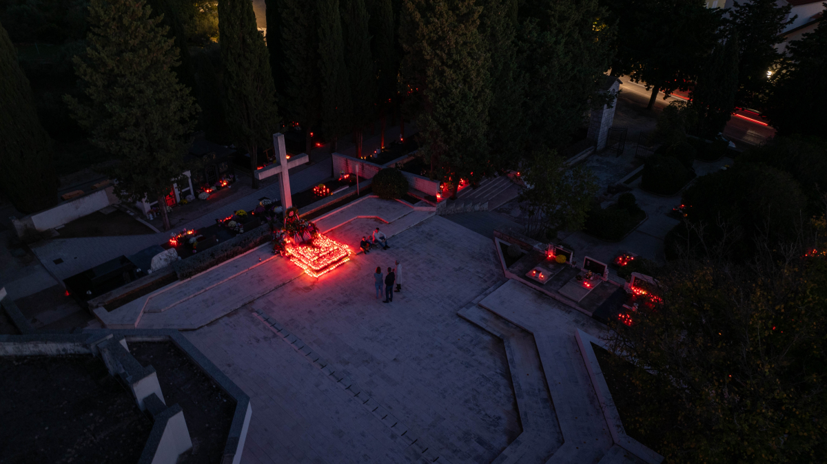 Iz zraka: Vodičko groblje ispunjeno svjetlom lampiona