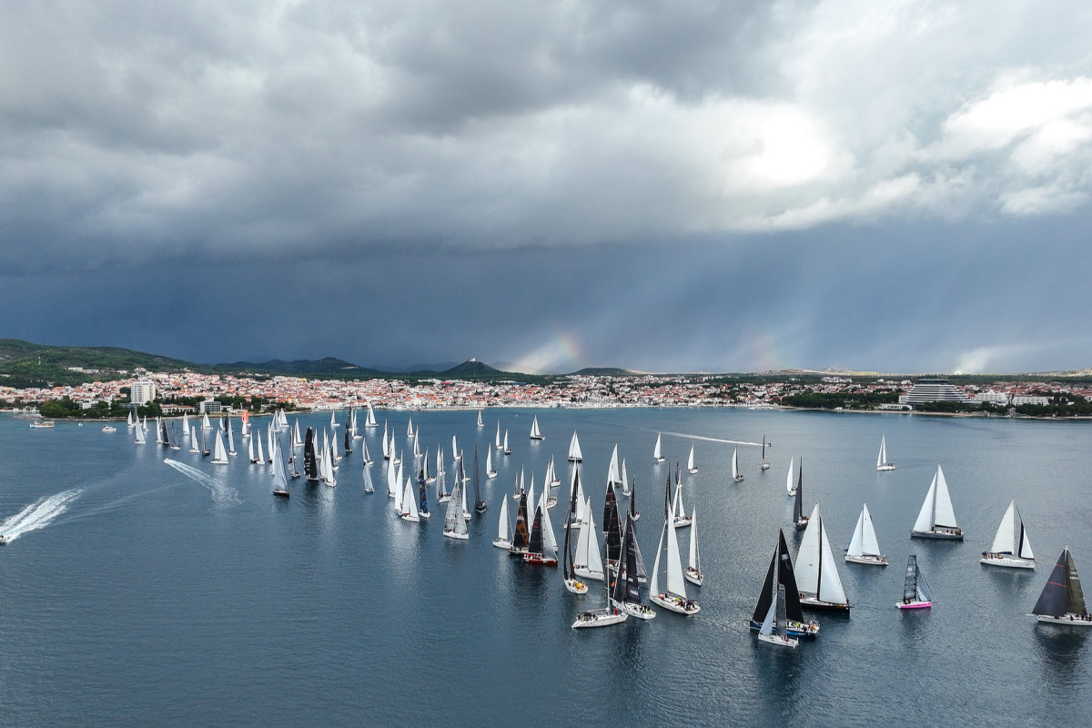 Starta 21. izdanje kultne regate Jabuka: Na najudaljeniji hrvatski otok kreće 1000 jedriličara