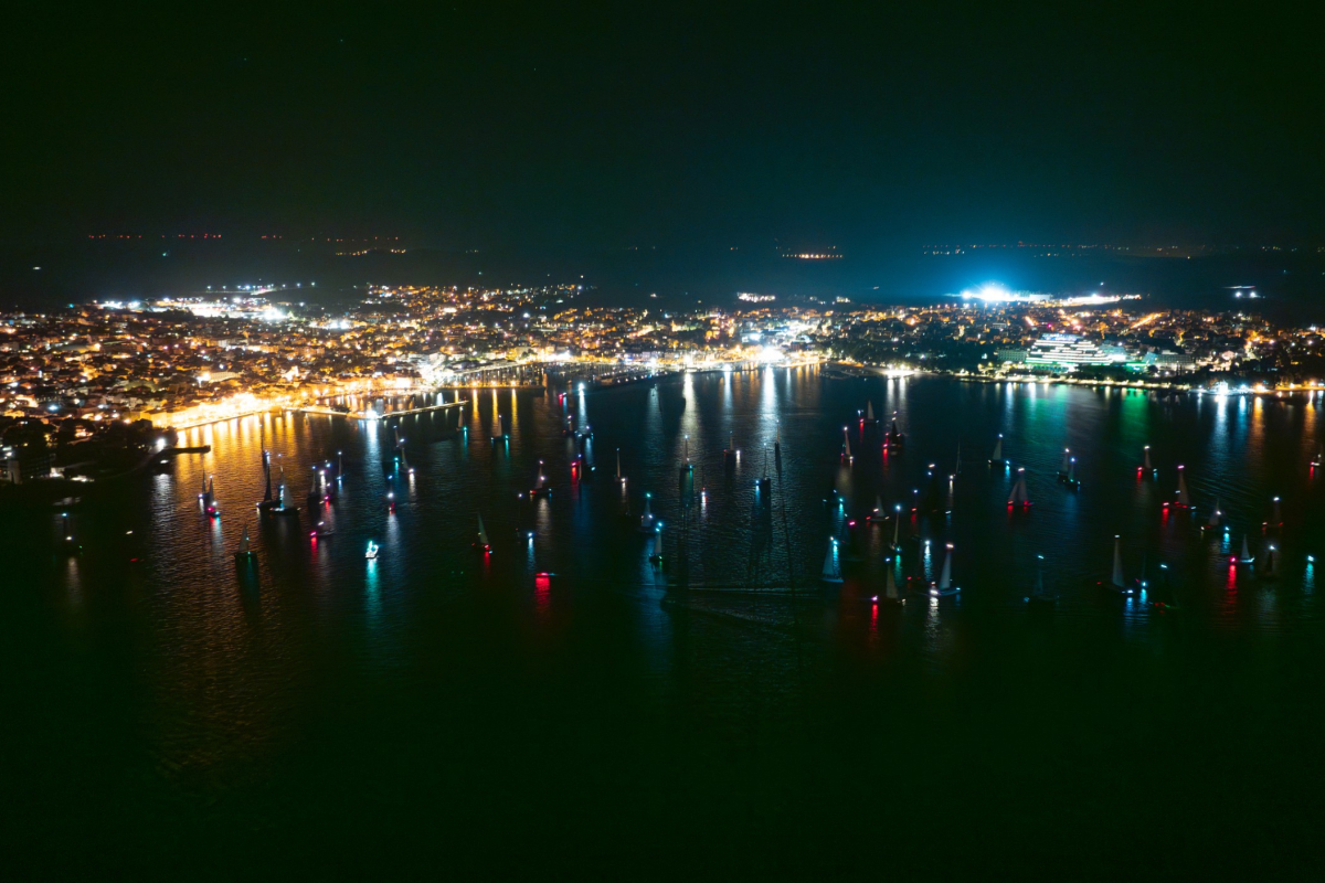 Vodice ponovno središte jedriličarskog svijeta: Regata Jabuka započela spektakularnim noćnim startom