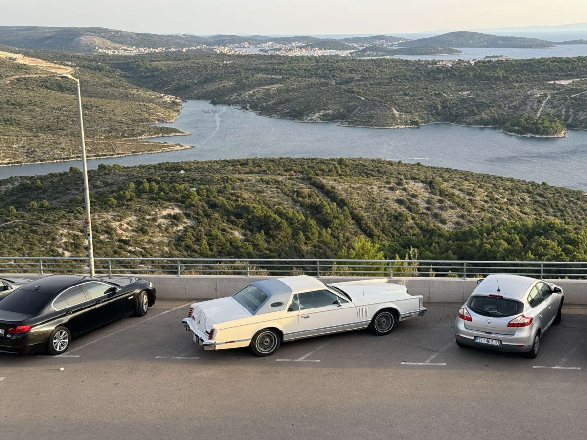 Jedno mjesto premalo, tri previše: Kako parkirati Lincoln Continental na hrvatskim cestama?