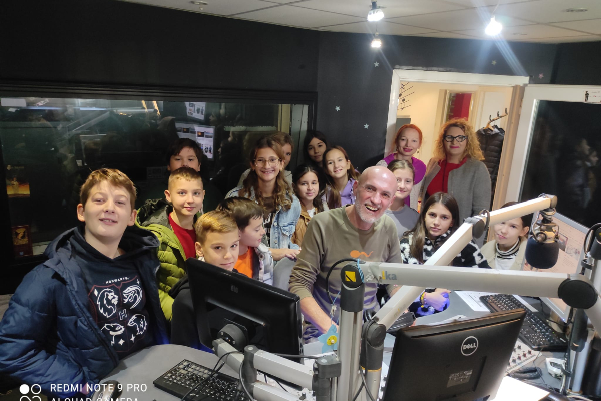 Zanimljiv posjet Radiju Ritam: Učenici naučili osnove radijskog novinarstva