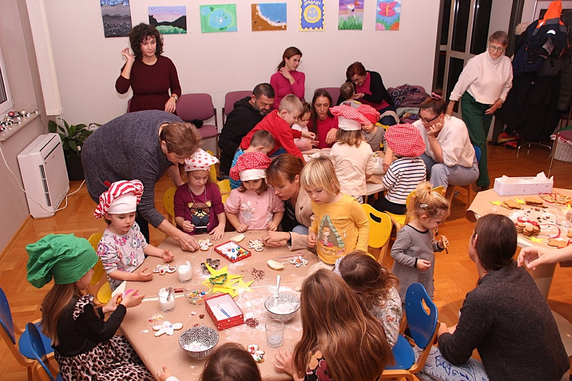 Teta Kate Škugor donijela božićni štimung u knjižnicu