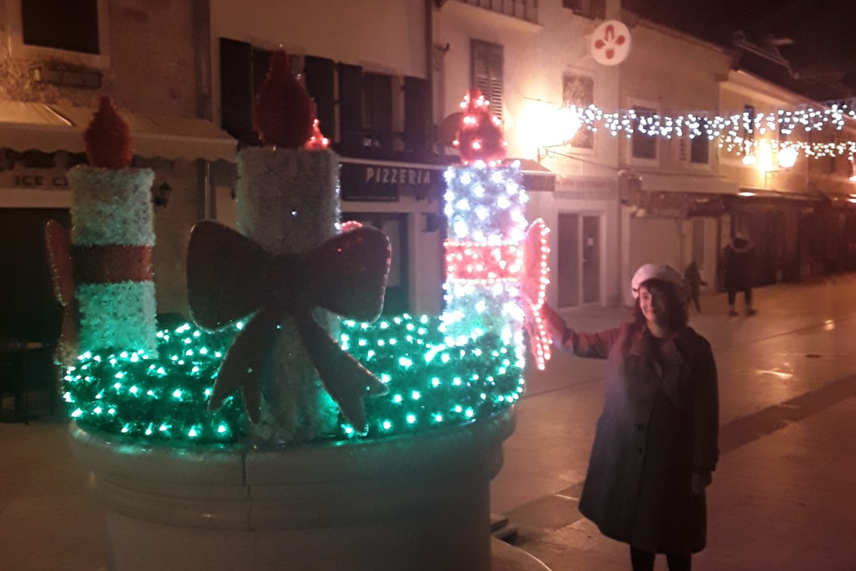 Upaljena i druga svijeća na adventskom vijencu na bunaru podno zvonika u Vodicama