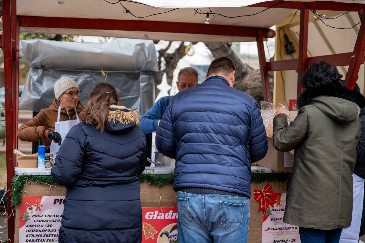 Fešta od bakalara privukla mještane i goste unatoč hladnom vremenu