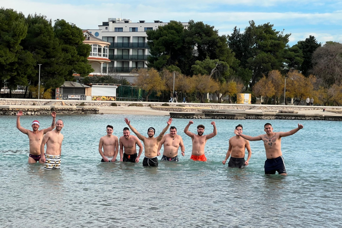 Tradicionalno božićno kupanje na Plavoj plaži: Odvažni kupači prkose buri