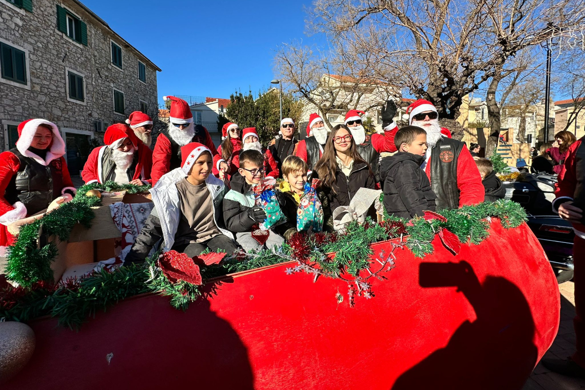 Moto mrazovi darivali djecu, a ugostitelji mještane i goste