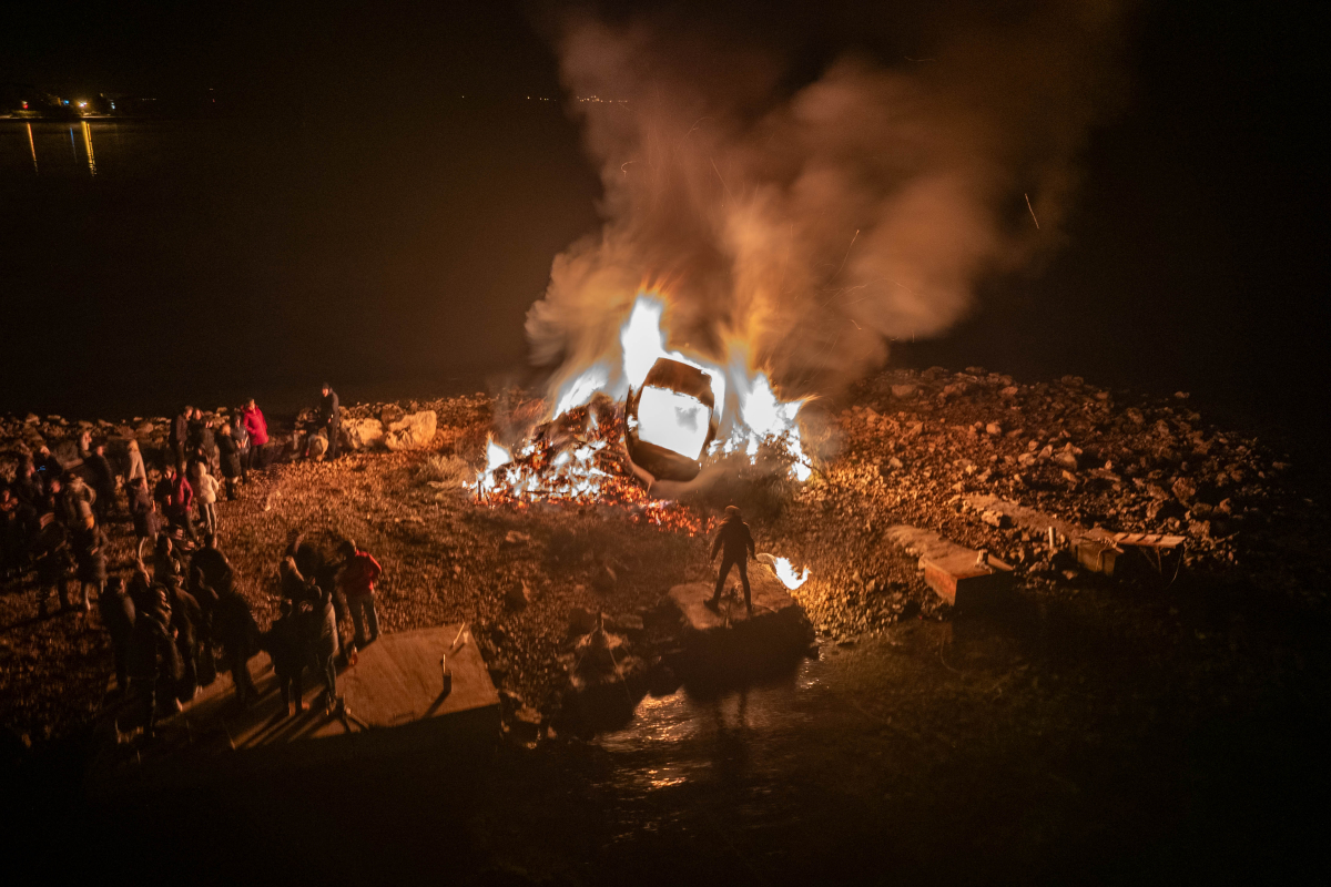 Tradicionalno paljenje broda na Srimi – simbol oproštaja sa starom i dobrodošlice novoj godini