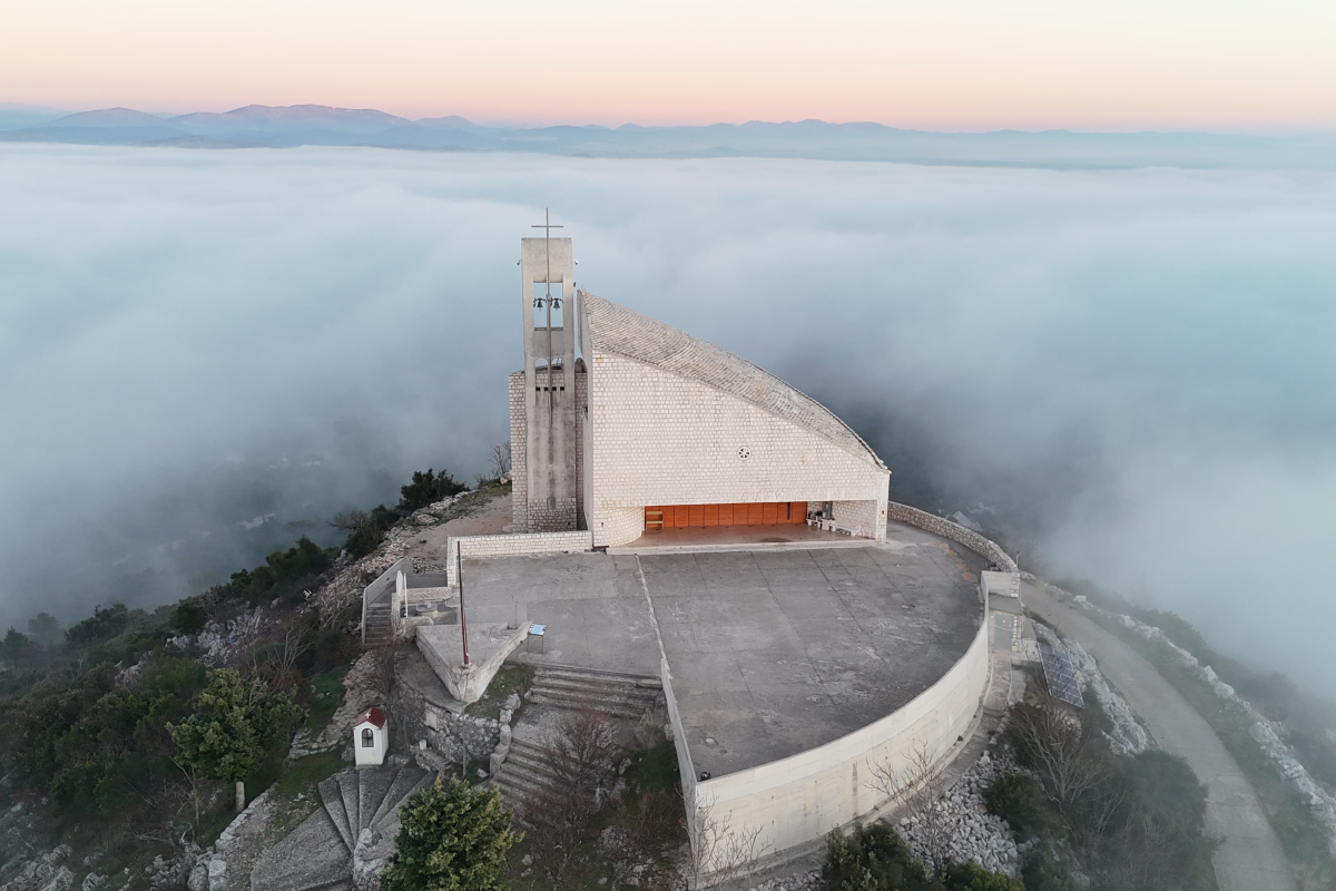 Gospa od Karmela iznad mora magle: pogled koji oduzima dah