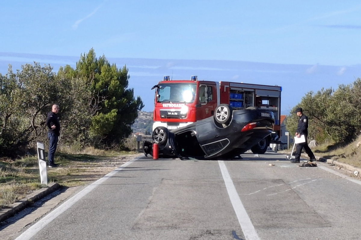 Prometna nesreća na ulazu u Murter: Brza reakcija vatrogasaca i hitnih službi