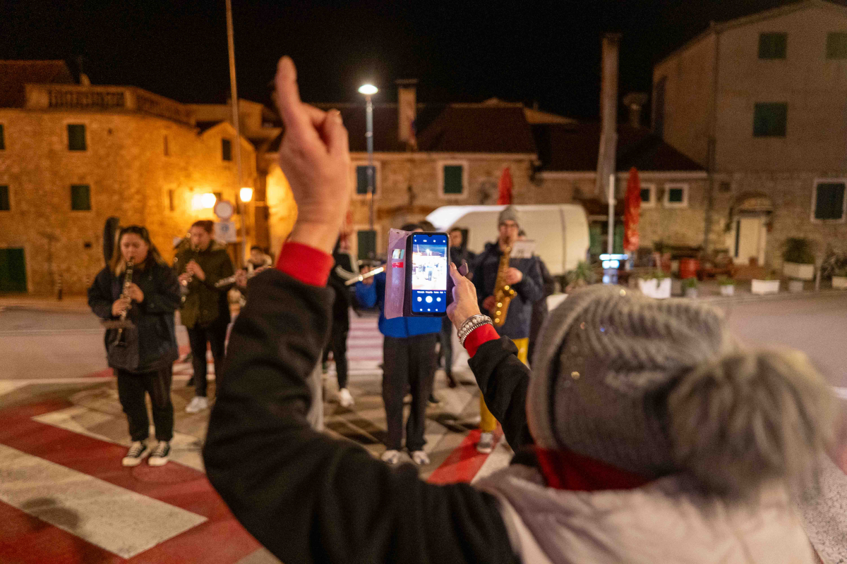 Vodička glazba zasvirala u čast rukometaša, navijači se pridružili slavlju
