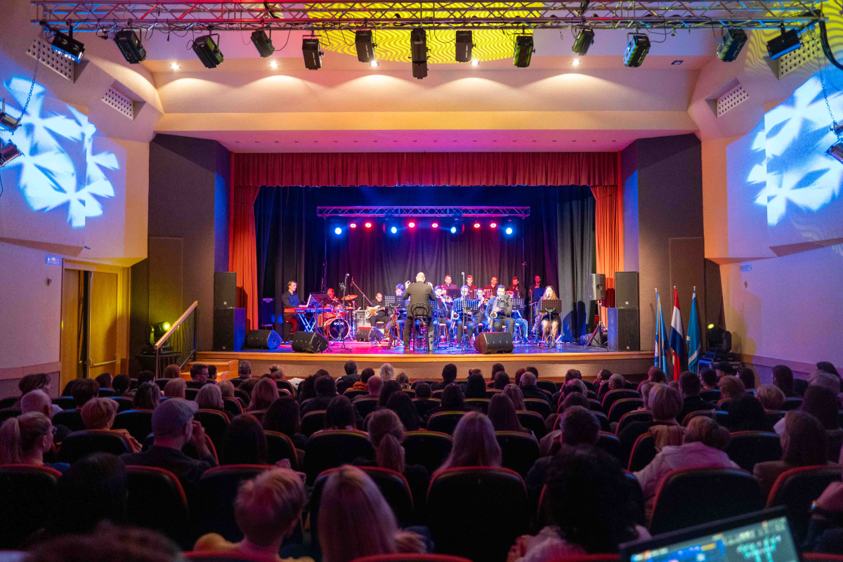 Big Band Vodice i Matija Cvek priredili nezaboravan koncert u prepunoj dvorani KC Vodice
