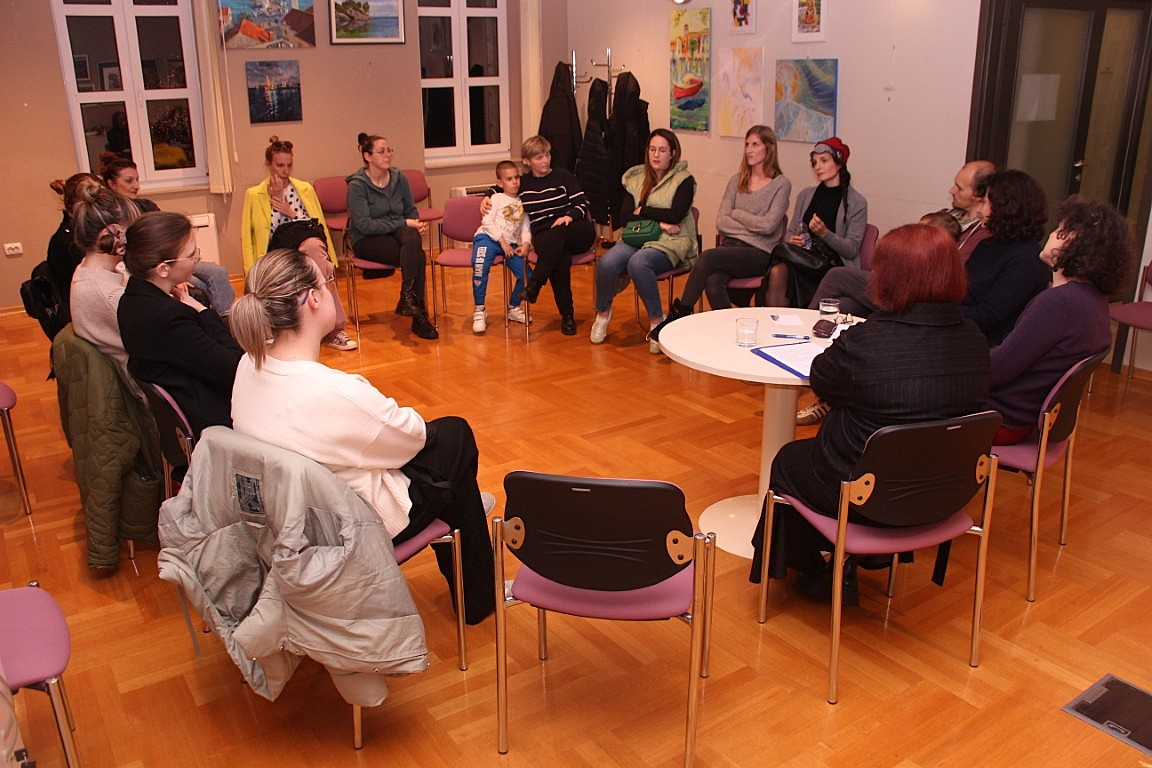 Logopedica Ksenija Erceg i pedijatrica Dunja Radetić održale predavanje o štetnosti ekrana 