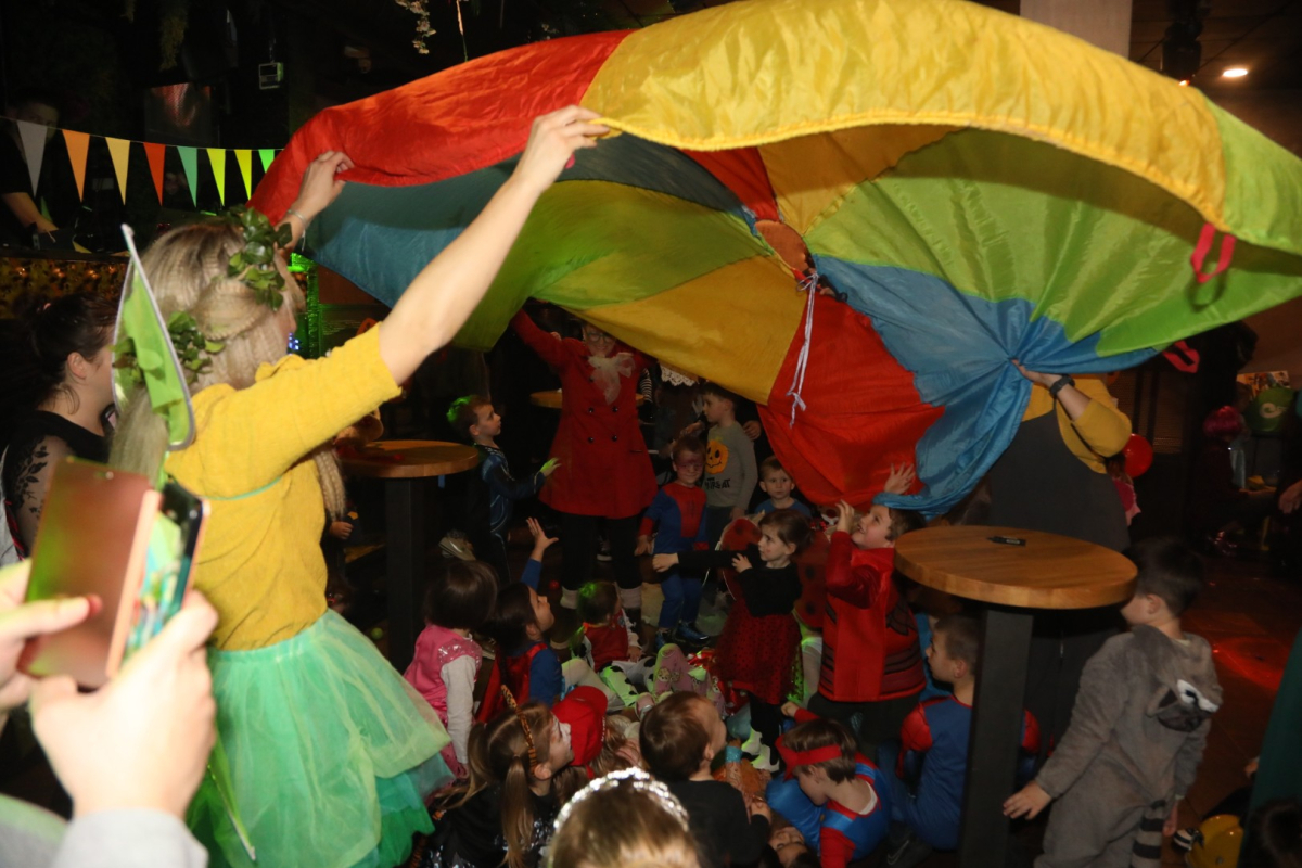 Vesela atmosfera na dječjem pokladnom plesu u Opiumu – pripreme za veliku povorku u završnoj fazi!