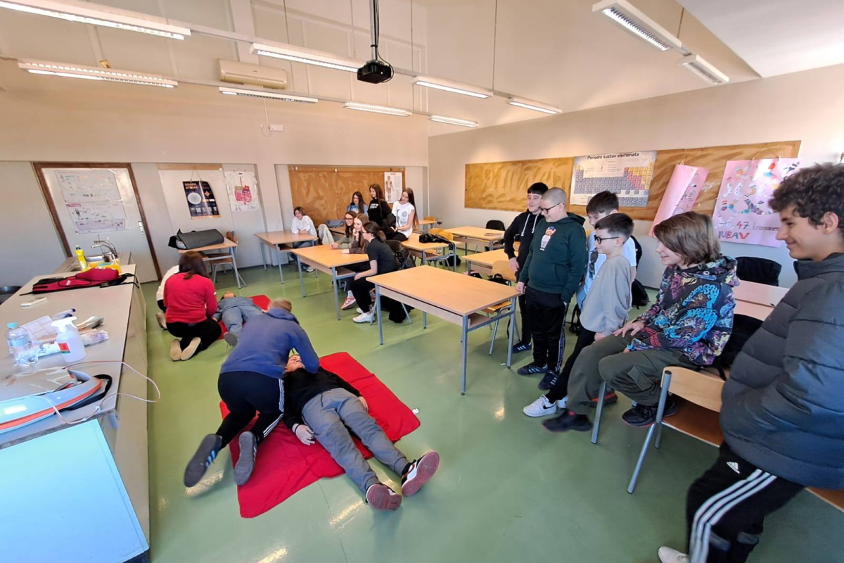 Pokazne vježbe prve pomoći za osnovnoškolce u OŠ Vodice