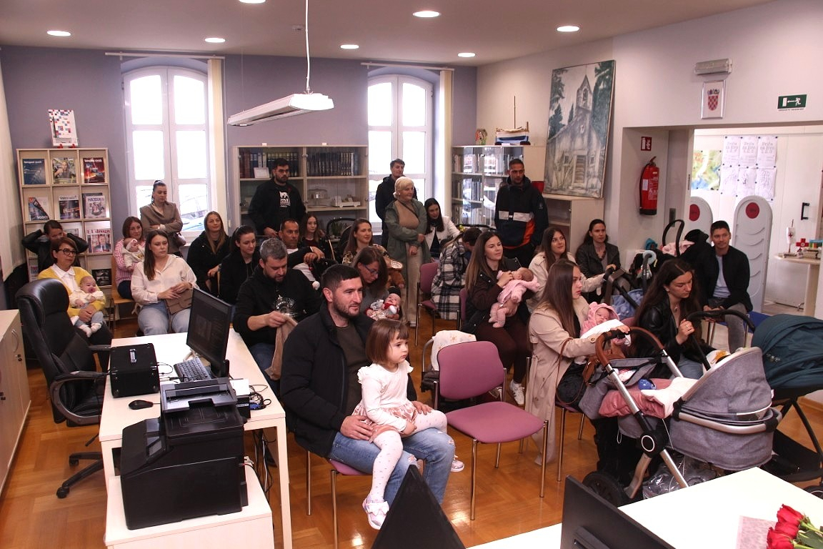 Dvadeset i devet novih sugrađana: Grad ih darovao novčano, knjižnica slikovnicom i članstvom