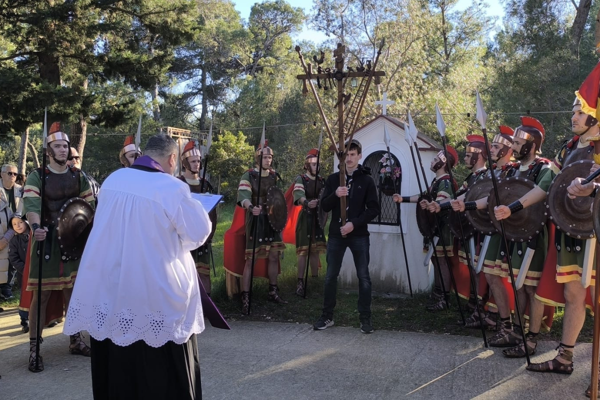 Hodočašće i križni put na Okitu okupili tristotinjak vjernika: „Kao hodočasnici nade, uzeli smo svoj križ“