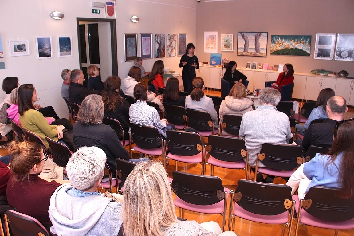 Dvije plave fotelje i čokoladna torta: razgovor s Julijanom Matanović u vodičkoj knjižnici