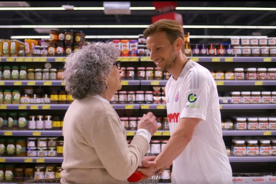 Ljubav, balun i spiza: Vodičanka Jasminka Antić ponovno oduševila u reklami uz Ivana Rakitića