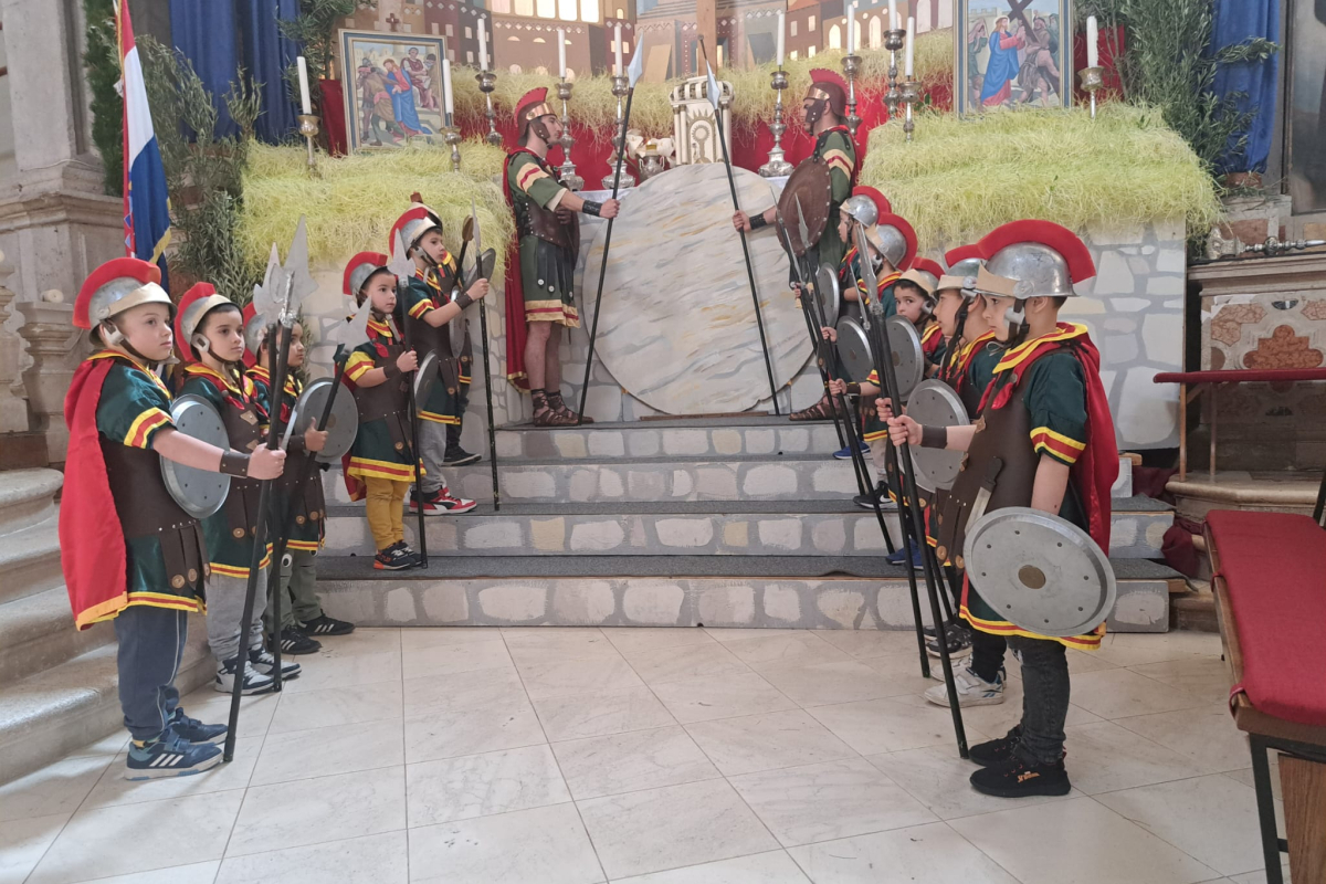 Mali žudiji iz vrtića Tamaris čuvali Kristov grob u crkvi sv. Križa