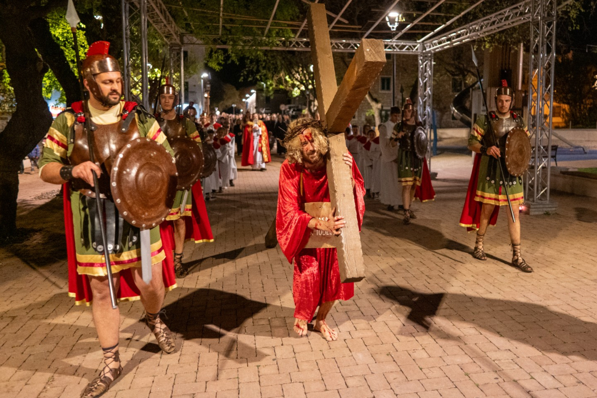 Veliki petak u Vodicama obilježen tradicionalnom procesijom kroz grad