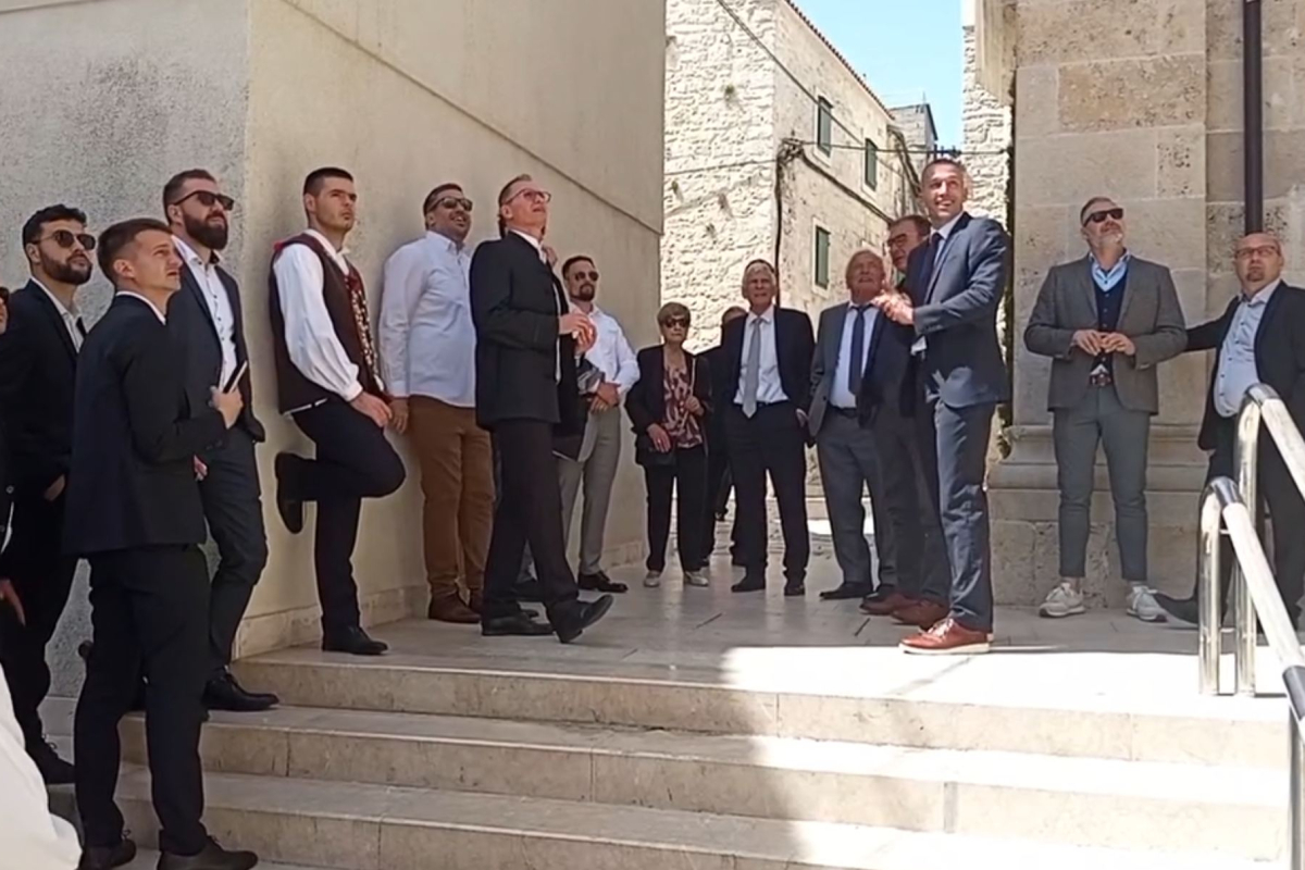 Tradicija od davnina: Vjernici nakon mise zapjevali stare hrvatske kršćanske pjesme kod župnika i časnih sestara