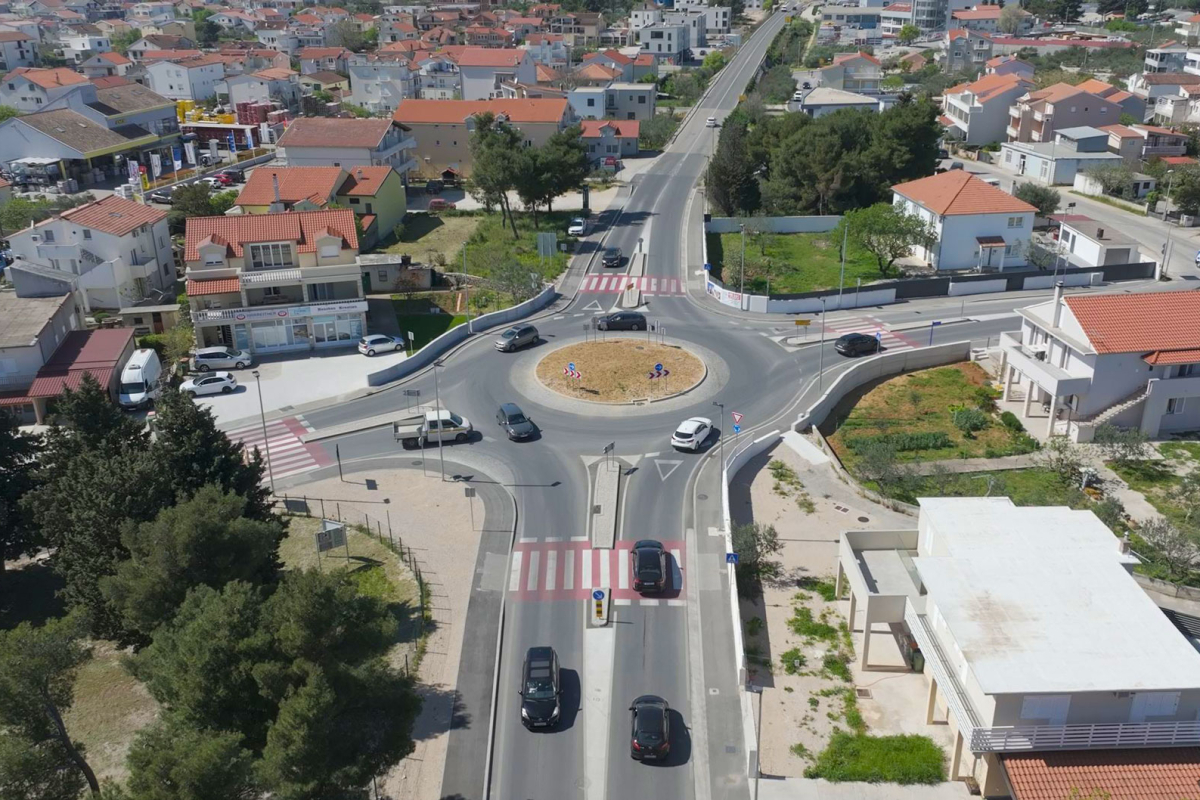 Godinu dana od otvorenja nove prometnice kroz Vodice: rotor kod Zatonske traži dodatni oprez