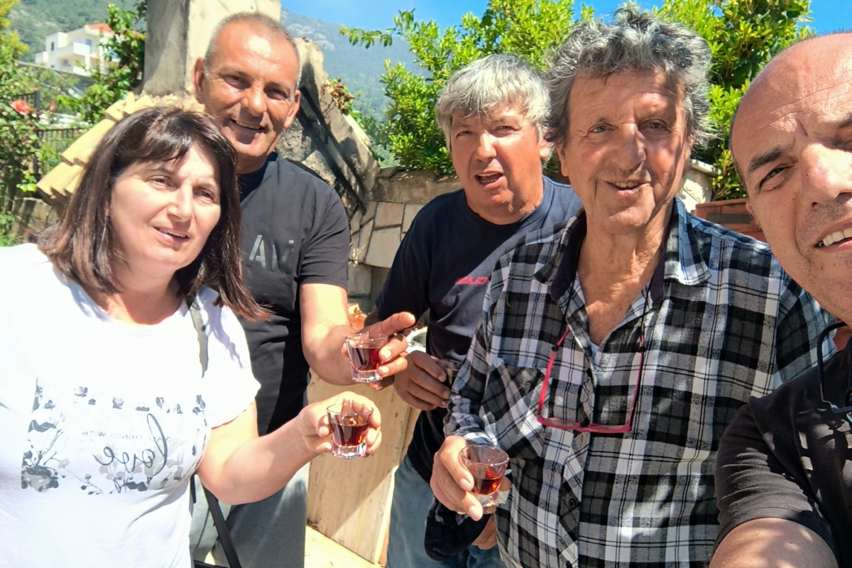 Vodičani za Prvi maj umisto u poje završili u Komiži – i zapivali s legendom Pepon Kalafotom