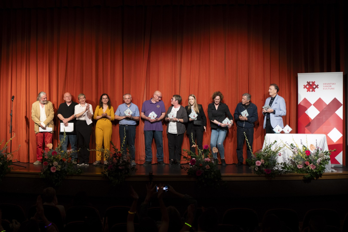 Dramskoj amaterskoj družini Centra za umjetnost i kulturu nagrada za njegovanje kulturne baštine za predstavu "Zovem se Judita/Judit se zovu ja"