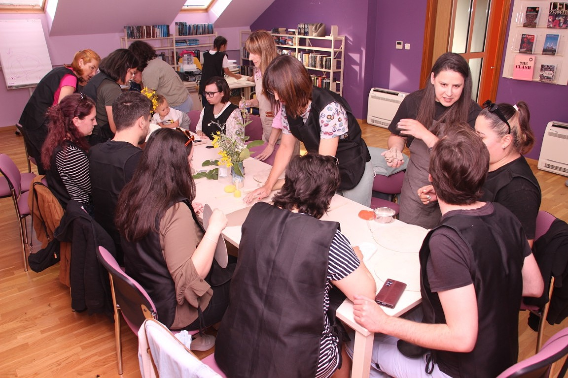 Rafaela i Ines ponovno okupile ljubitelje gline u vodičkoj knjižnici